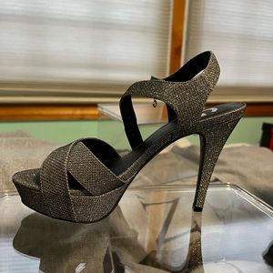 GUESS silver pumps